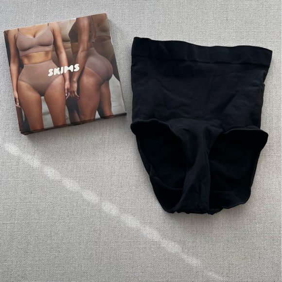 SKIMS Seamless Sculpt High Waist Brief - Picture 6 of 9